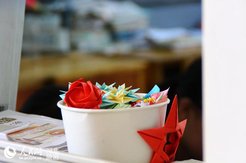 Los estudiantes de Escuela Secundaria No 38 de Shijiazhuang de la provincia de Hebei se regalan flores y grullas de papel para darse ánimo, el 20 de mayo de 2015. (Foto: Hao Jiakai / Pueblo en Línea)