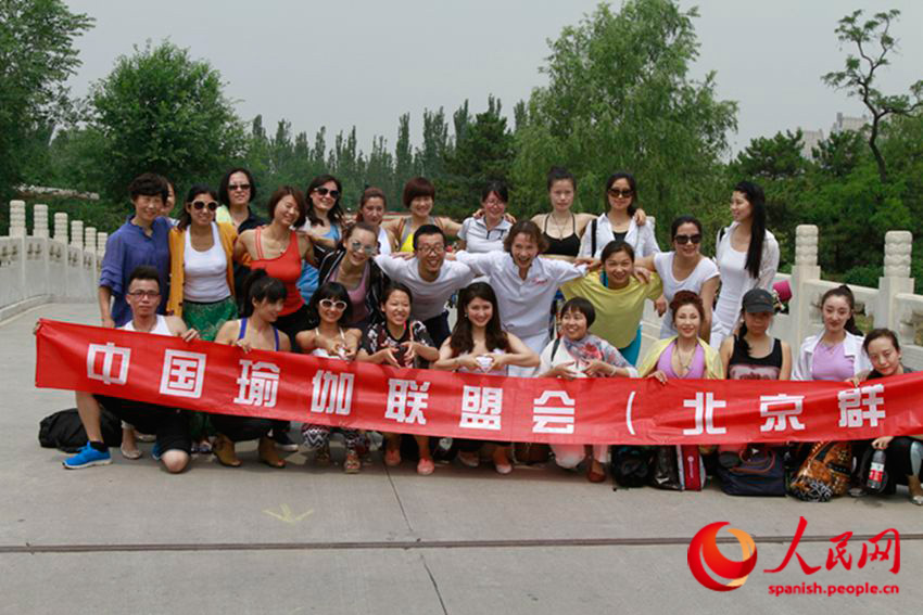 Este 21 de junio, con prácticas masivas de asanas (posturas), meditación y cánticos China celebró el Día Internacional del Yoga. En el parque de Chaoyang, en Pekín, cientos de personas se reunieron junto a instructores de distintas academias y grupos para recibir clases gratuitas y aprender los principios de la milenaria ciencia Yoga. (Foto: YAC)