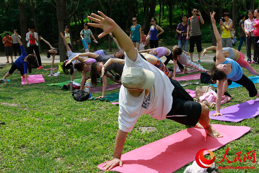 Este 21 de junio, con prácticas masivas de asanas (posturas), meditación y cánticos China celebró el Día Internacional del Yoga. En el parque de Chaoyang, en Pekín, cientos de personas se reunieron junto a instructores de distintas academias y grupos para recibir clases gratuitas y aprender los principios de la milenaria ciencia Yoga. (Foto: YAC)