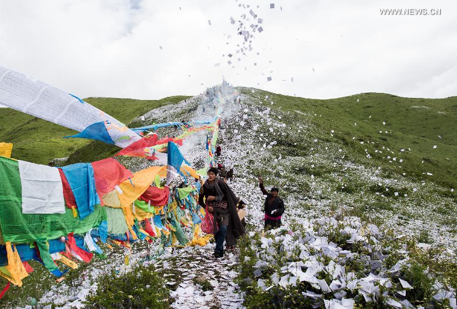 Los tibetanos celebran el Festival de la Quema de Ofrendas