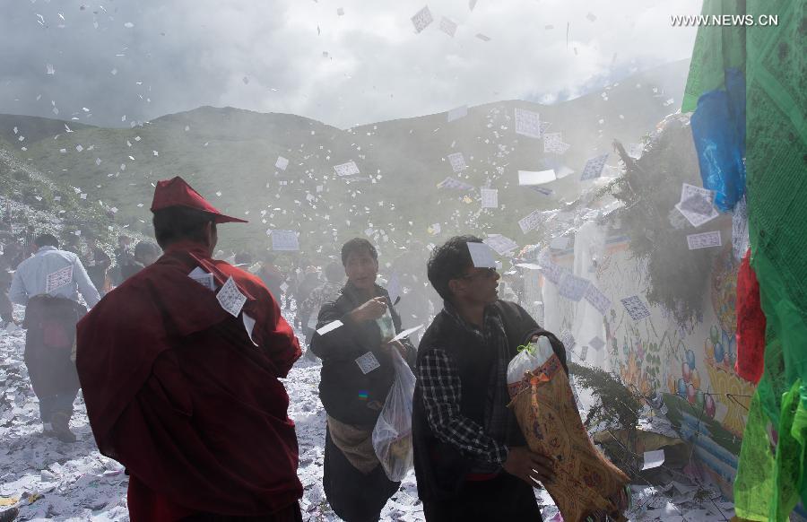 Los tibetanos celebran el Festival de la Quema de Ofrendas