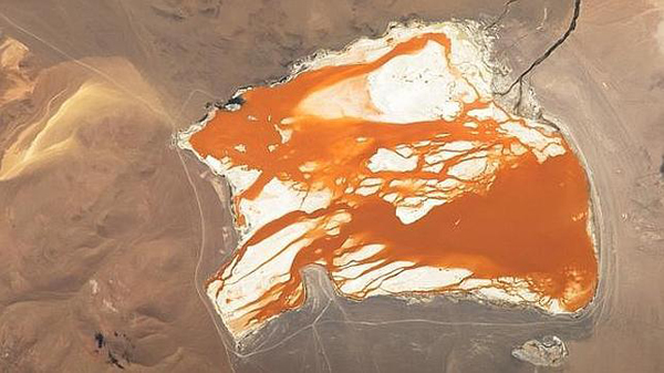 Astronauta captura una imagen de un lago naranja ?de otro mundo?