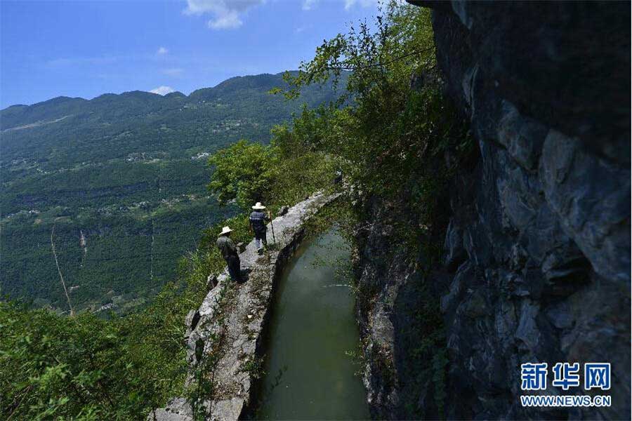 Los residentes caminan a lo largo del canal de dos metros de ancho. [Foto/Xinhua]