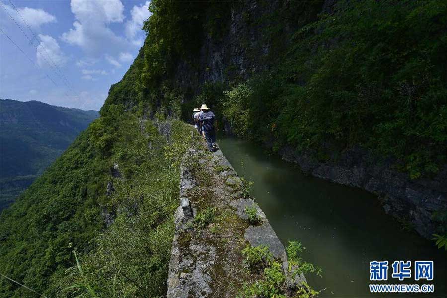 Los residentes caminan a lo largo del canal de dos metros de ancho. [Foto/Xinhua]