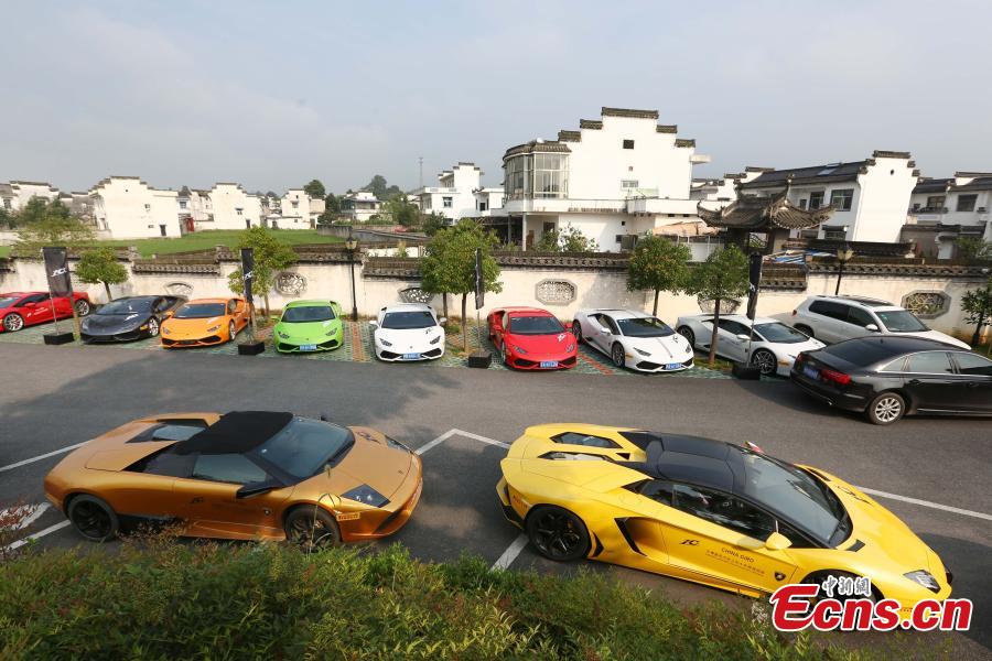 Carrera de coches de alta gama en una ciudad antigua 2