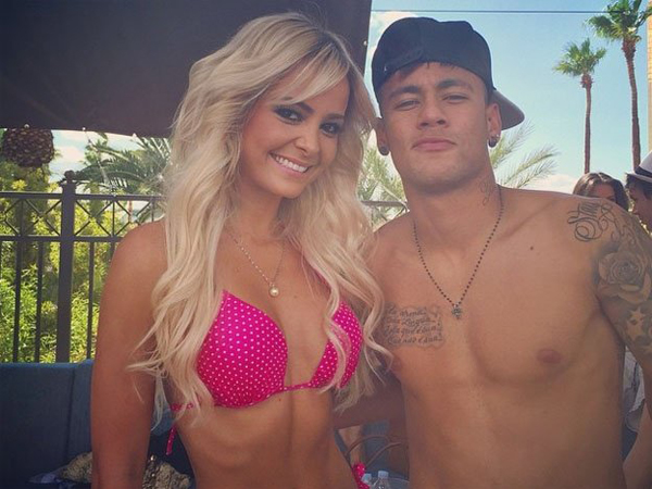 Neymar y su padre con la misma mujer