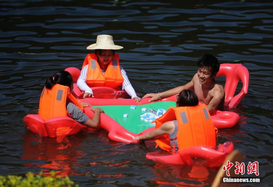 Chicas en bikini participan en una competición de Mahjong sobre el agua