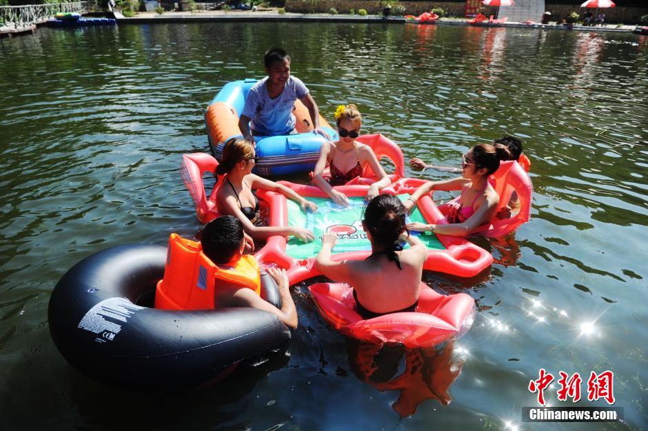 Chicas en bikini participan en una competición de Mahjong sobre el agua