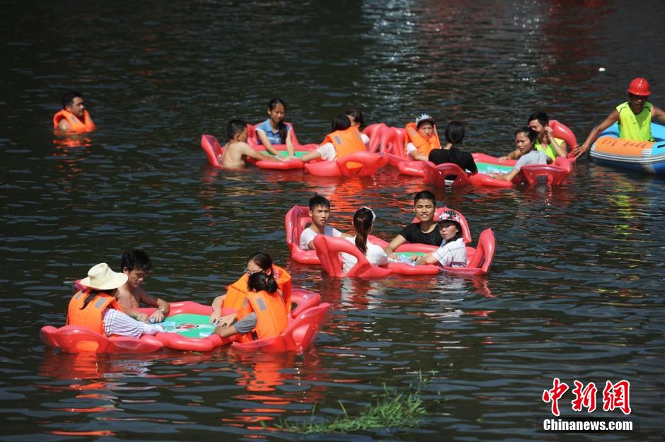 Chicas en bikini participan en una competición de Mahjong sobre el agua