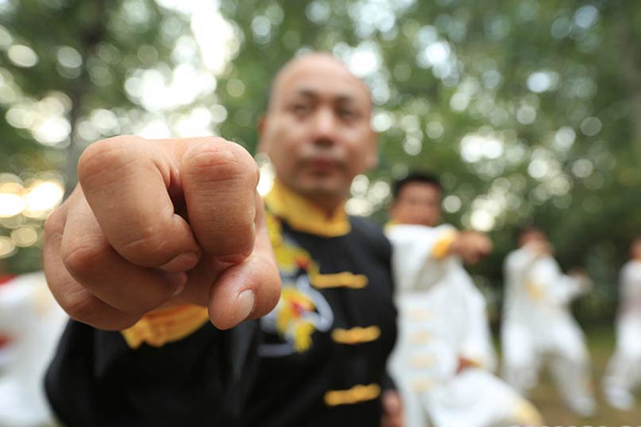 Por la tarde, Wang se reúne con sus estudiantes, que son en su mayoría taxistas, y practican taichí en un parque. (Qixin Qianlong.com/Zhang)