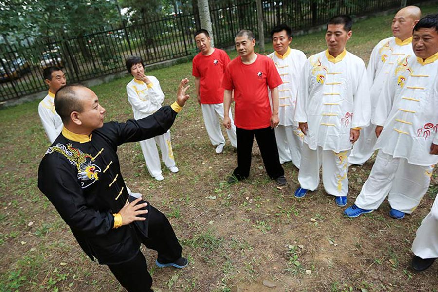 Por la tarde, Wang se reúne con sus estudiantes, que son en su mayoría taxistas, y practican taichí en un parque. (Qixin Qianlong.com/Zhang)