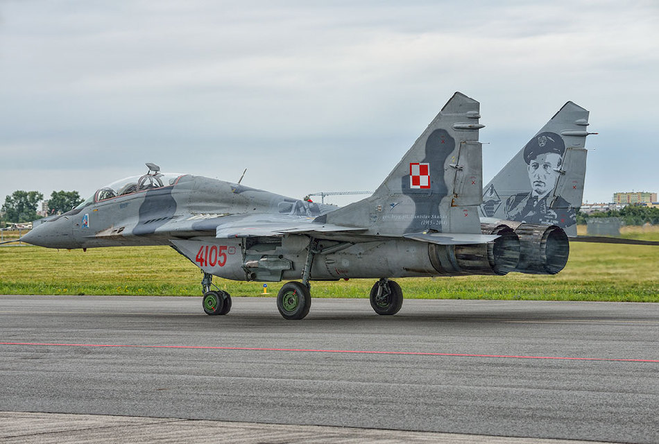 Retrato del héroe pintado en doble alerón del Mig-29UB