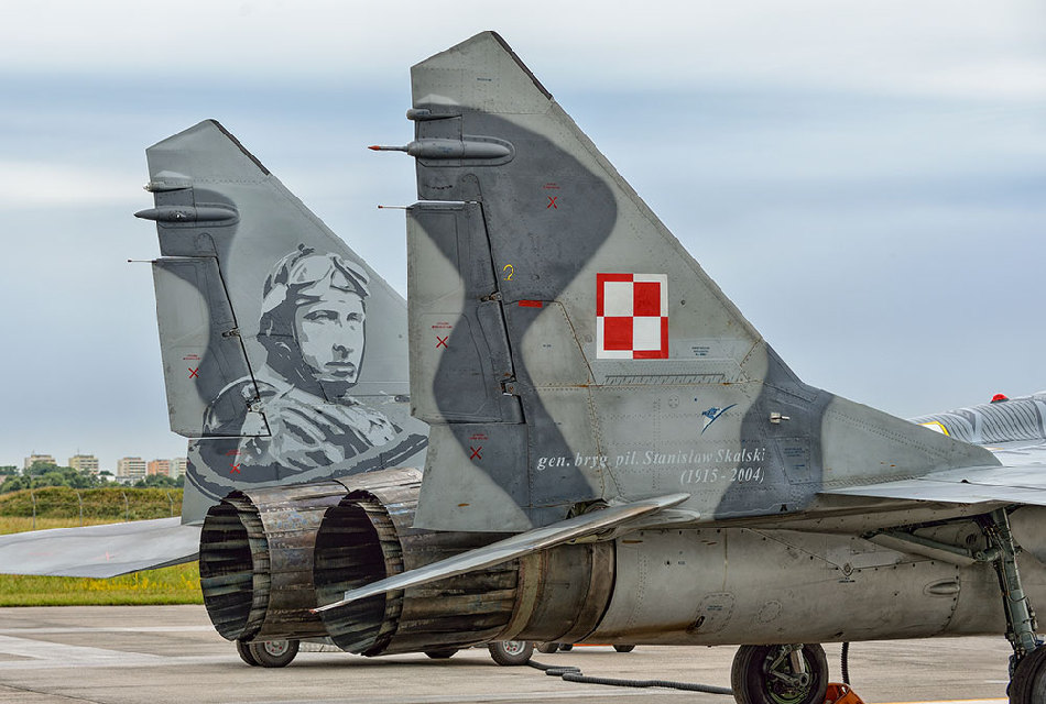 Retrato del héroe pintado en doble alerón del Mig-29UB