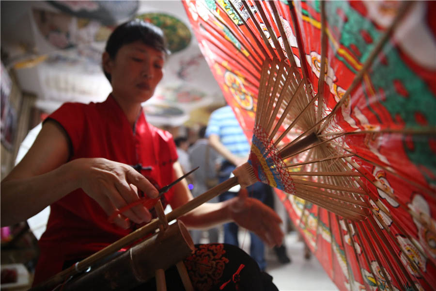 Sobrevive la tradición de las sombrillas de papel pintadas con óleos