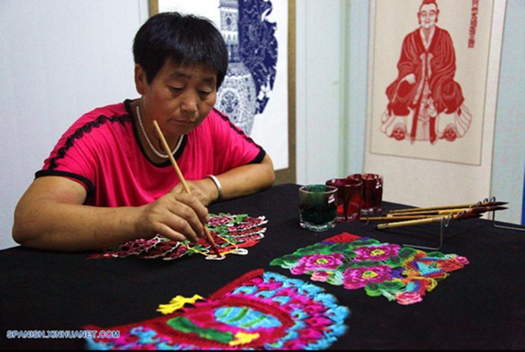 Hebei: Papel recortado chino, con una historia más que 300 a?os en Villa Qiaozhangzi