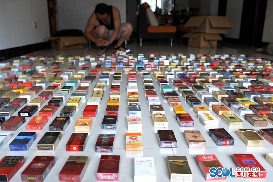 Un hombre colecciona 30.000 paquetes de cigarrillos en 30 a?os