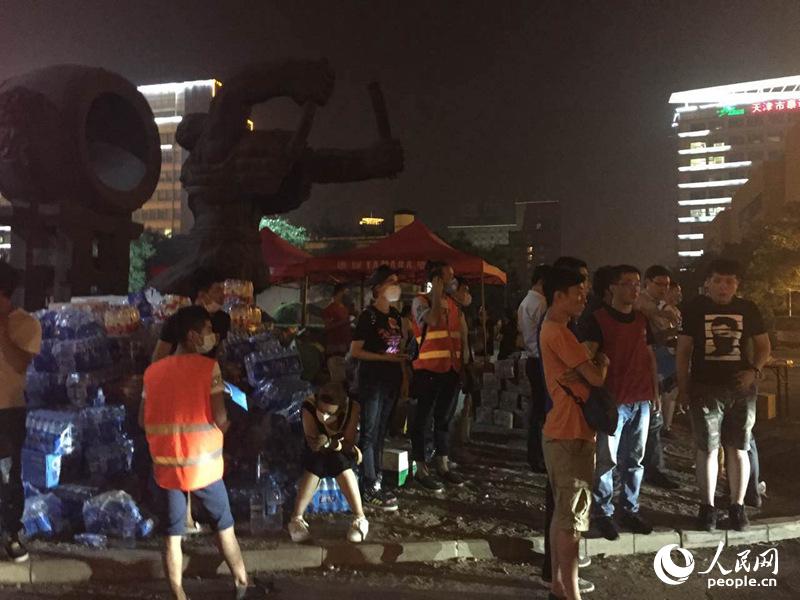 Voluntarios permanecen en la entrada del Hospital Teda