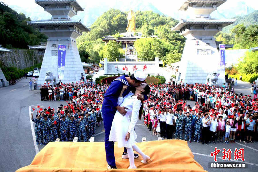 Una pareja china recrea el famoso beso de la victoria sobre una excavadora mecánica