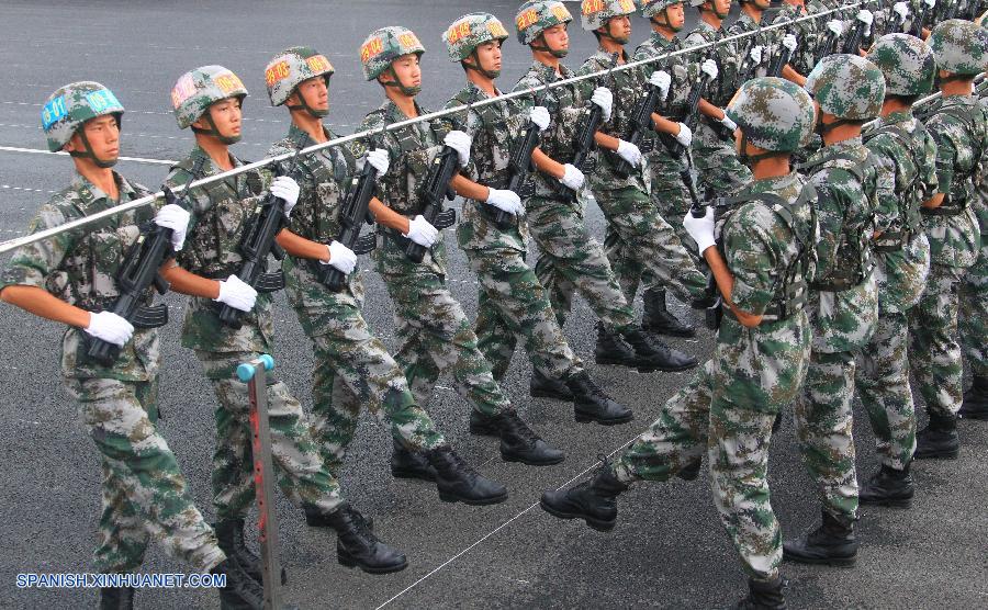 Fotos de entrenamiento para desfile militar de Día de Victoria