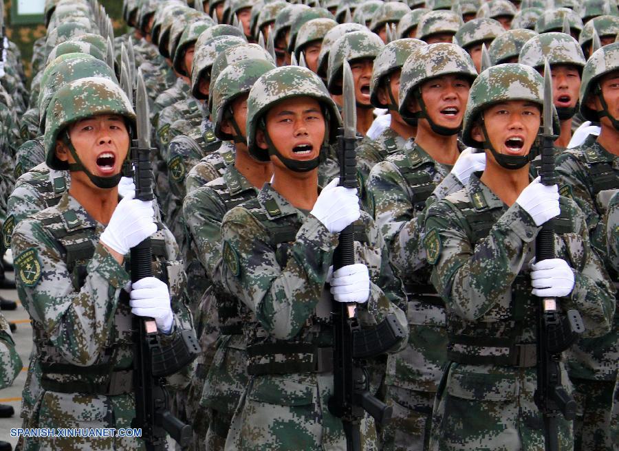 Fotos de entrenamiento para desfile militar de Día de Victoria