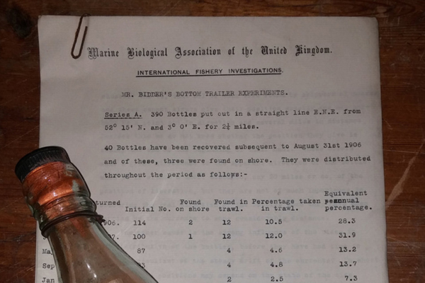 Llega a tierra un mensaje en una botella del a?o 1906