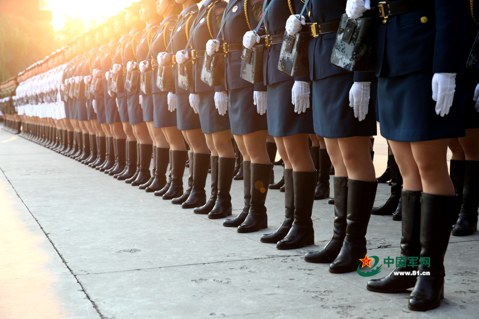 Vida cotidiana de soldadas durante entrenamiento para el desfile militar