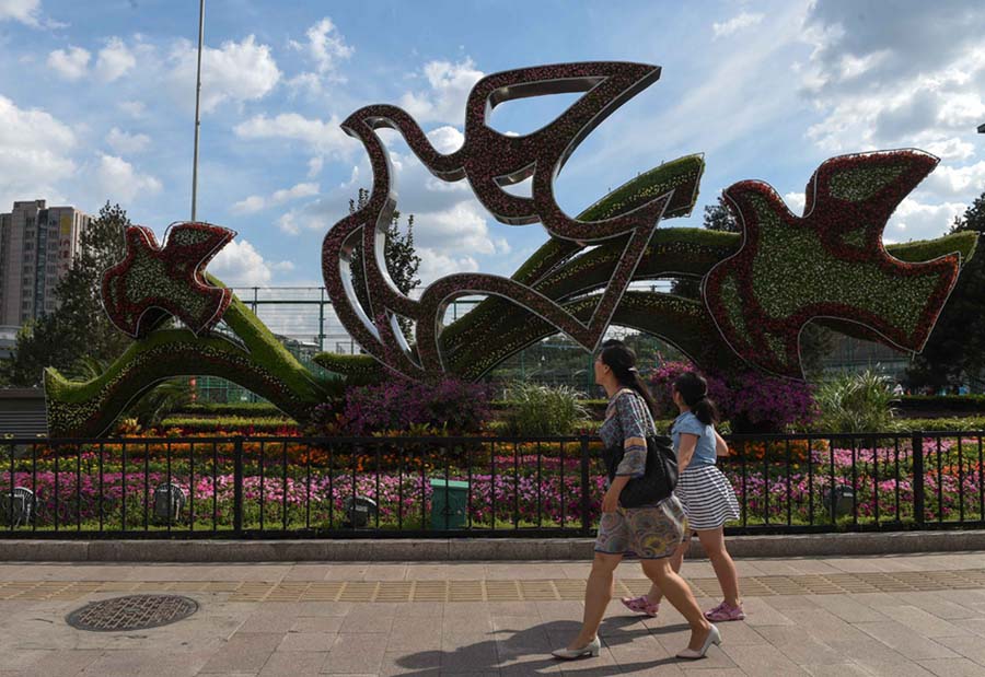 Decoración floral cerca de la Plaza Tian′anmen para el desfile militar del 3 de septiembre. [Foto/Xinhua]