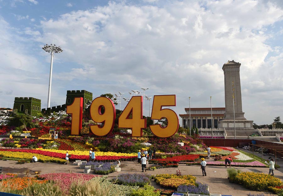 Los trabajadores finalizan la decoración florar en forma de Gran Muralla sobre la Plaza de Tian'anmen en Pekín, el martes. El adorno floral es parte de la ceremonia para conmemorar el 70 o aniversario de la victoria en la guerra de resistencia contra la agresión japonesa, el 3 de septiembre. [Foto/Xinhua]