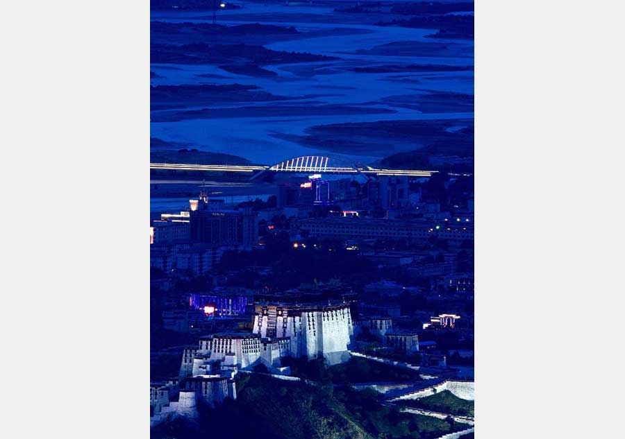 Vistas de Lhasa por la noche