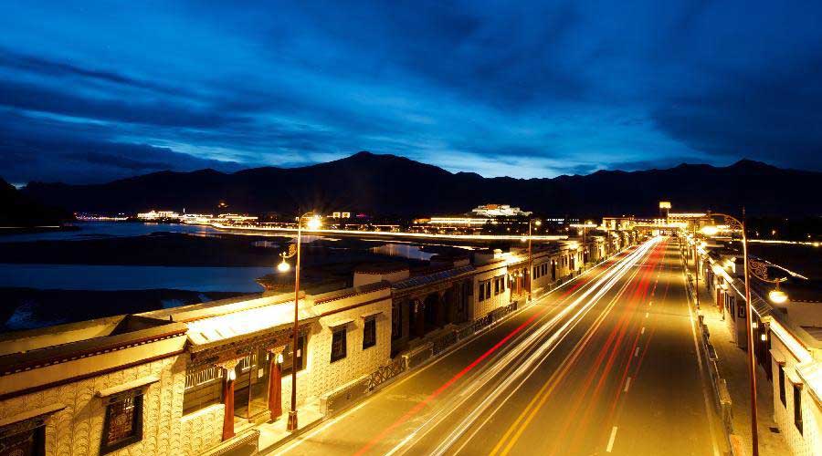 Vistas de Lhasa por la noche