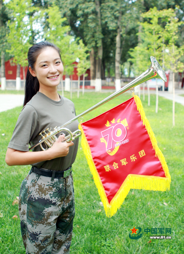 Mujeres de orquesta del ejército chino que participa en desfile militar