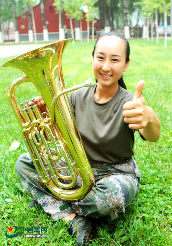 Mujeres de orquesta del ejército chino que participa en desfile militar