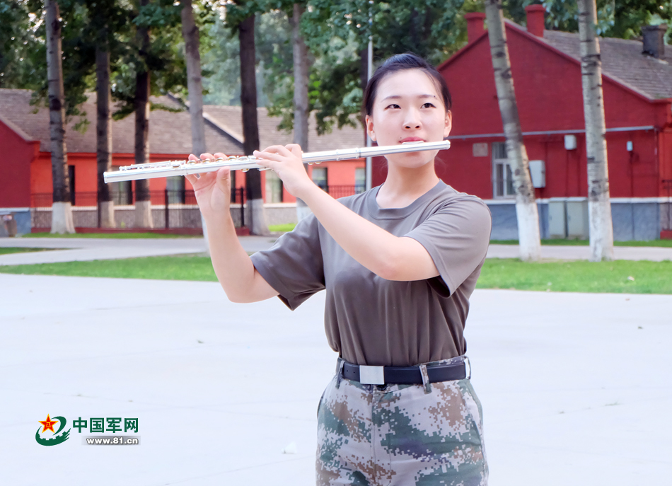 Mujeres de orquesta del ejército chino que participa en desfile militar