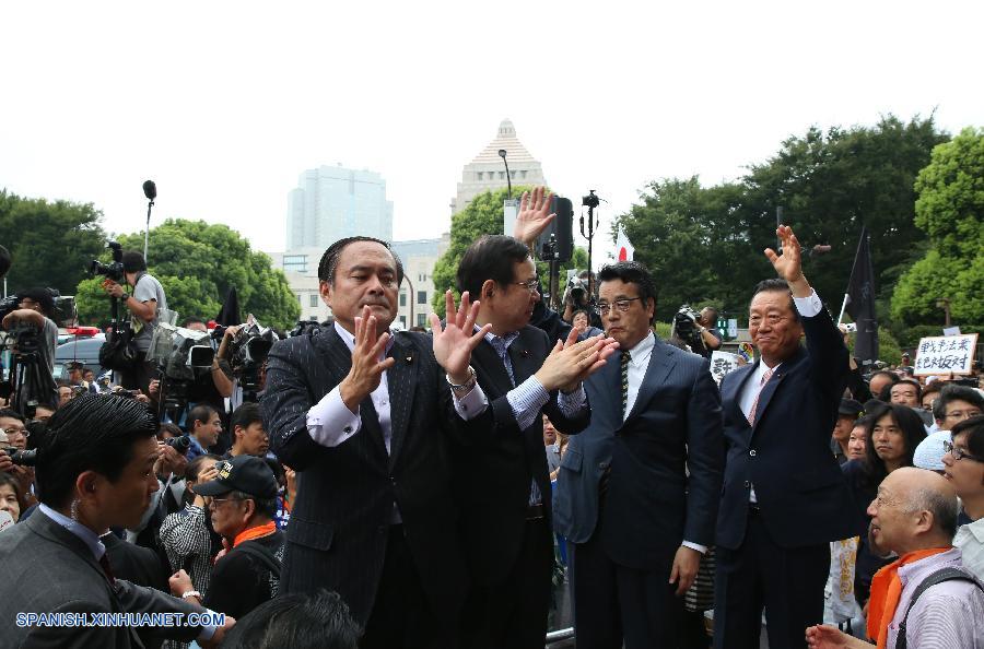 Unos 120.000 manifestantes rodean Dieta japonesa en protesta por reforma seguridad