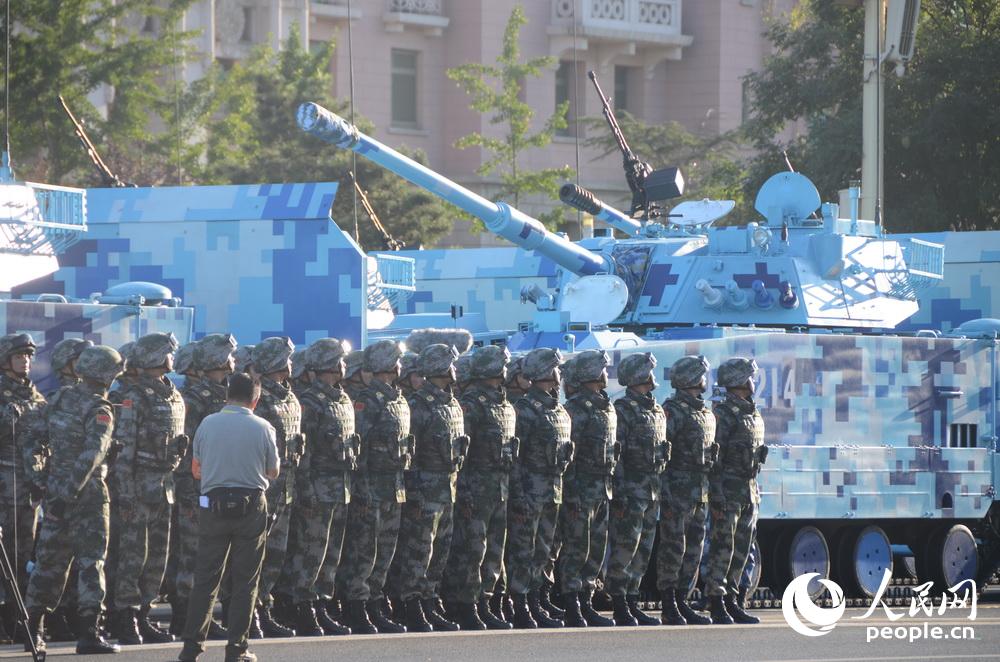 Soldados del EPL ya están listos en la Plaza Tian′anmen