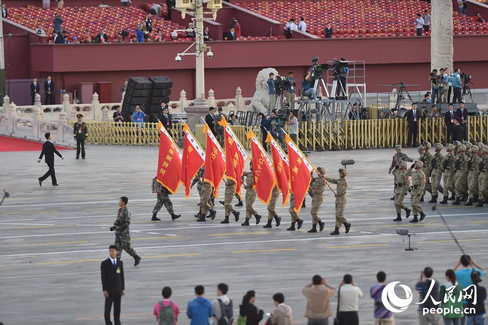 Soldados del EPL ya están listos en la Plaza Tian′anmen