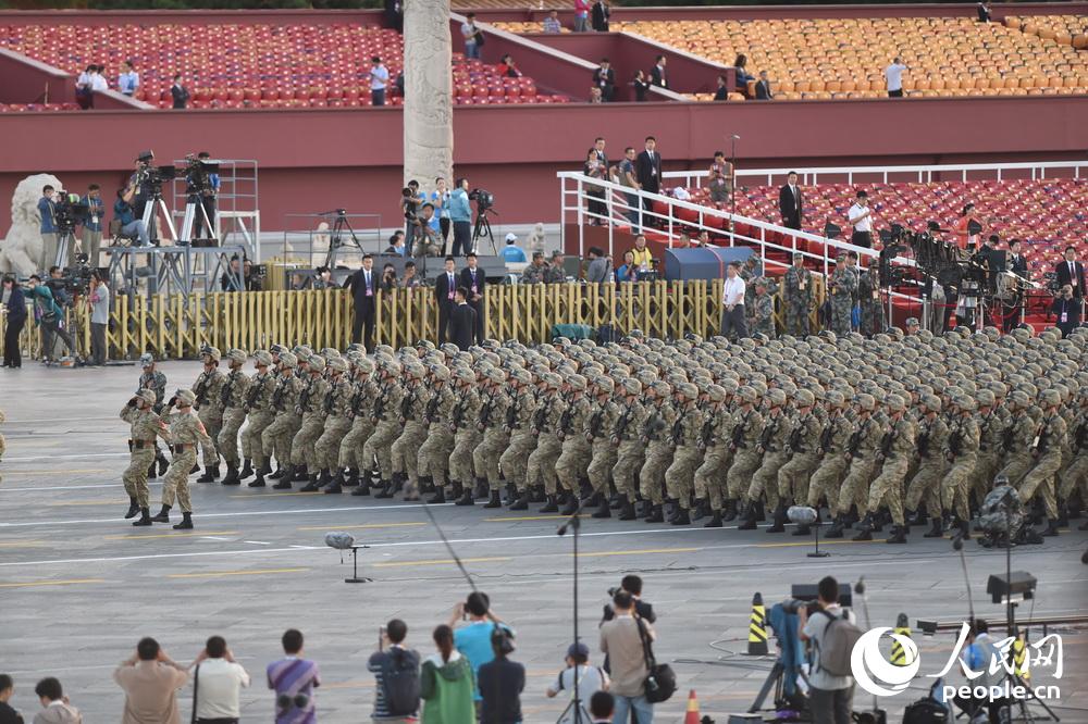 Soldados del EPL ya están listos en la Plaza Tian′anmen