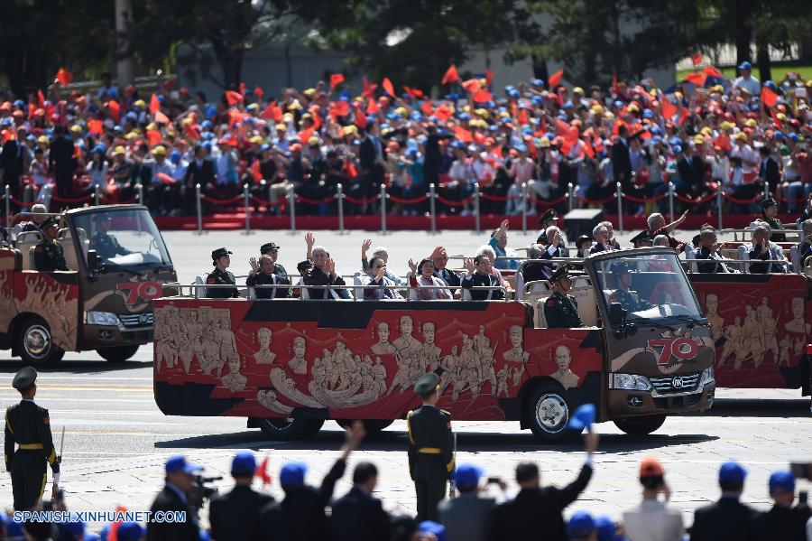 Veteranos de la guerra antijaponesa encabezan desfile militar en Día de la Victoria de China