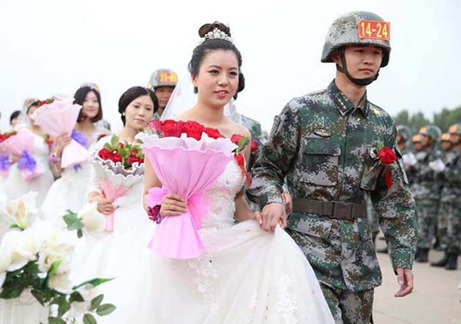 Una colección de fotografías publicadas en internet muestran la boda en grupo de varios soldados realizada el sábado antes de participar en el gran desfile en la Plaza de Tian'anmen el 3 de septiembre de 2015. Unos 12.000 soldados participaron en el desfile para celebrar el 70 o aniversario de la victoria en la guerra de resistencia contra la agresión japonesa del pueblo chino y el final de la II Guerra Mundial. Todos ellos han entrenado durante meses para garantizar el éxito del desfile. Debido a la preparación intensiva, no han tenido tiempo para visitar a sus familias, ni tampoco a sus novias. [Foto/81.cn]