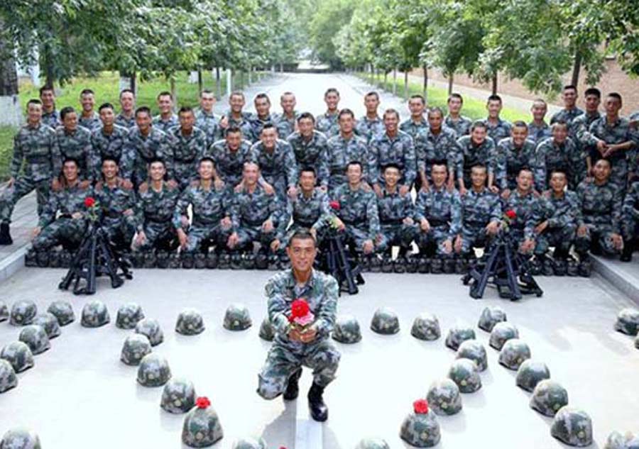 Boda en grupo de soldados antes del desfile militar en la Plaza de Tian'anmen el 3 de septiembre de 2015. [Foto/81.cn]