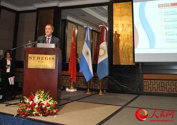 El nuevo gobernador de la provincia de Córdoba, Juan Schiaretti, hizo una presentación. [Foto: Pueblo en Línea]