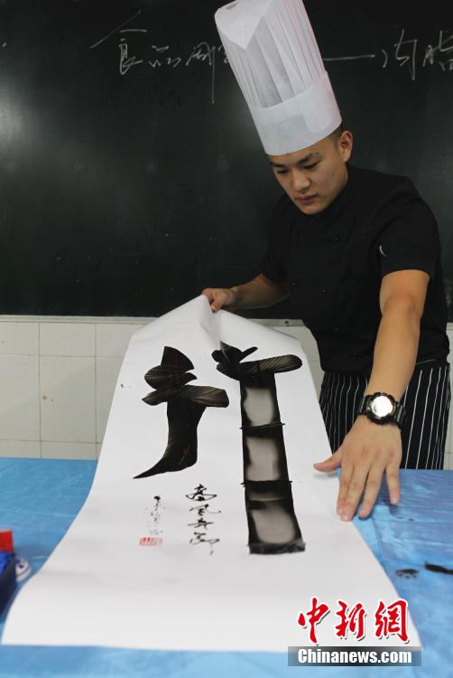 Tu Jianchuan muestra su habilidad de usar un cuchillo de cocina para hacer caligrafía. (Foto: Chinanews /Zhou Yi)