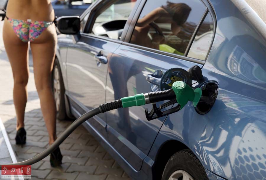 Promoción en bikini en gasolinera de Ucrania