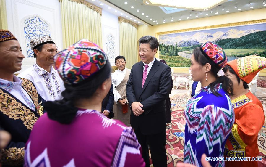 Presidente chino celebra Día Nacional con representantes de minorías étnicas