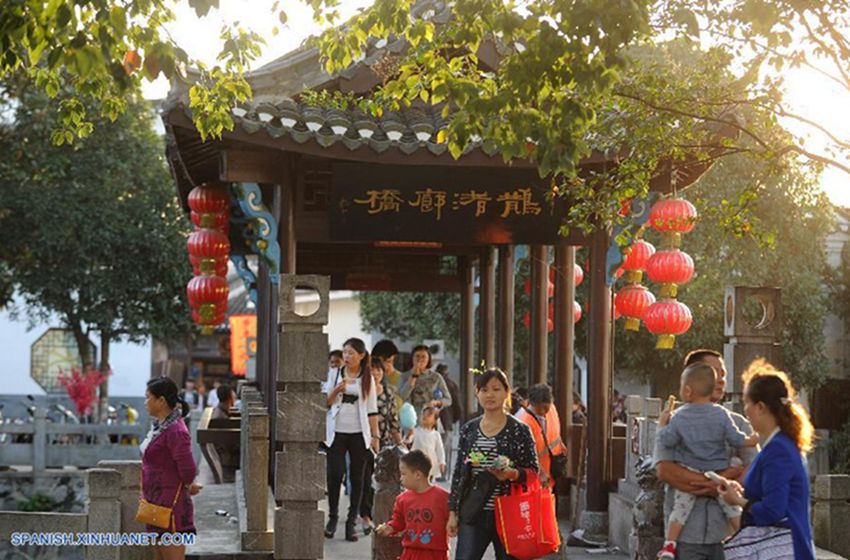 Muchos turistas llegan a pueblo antiguo Sanhe para disfrutar las vacaciones 4