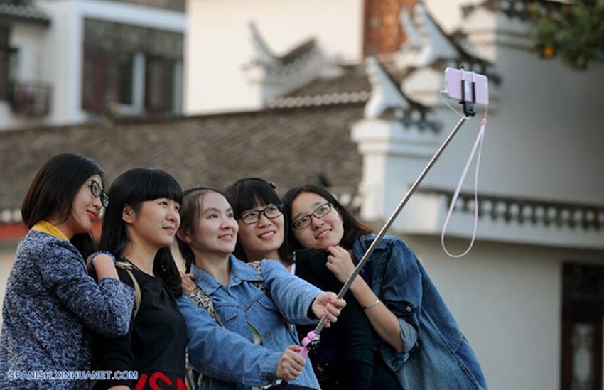 Muchos turistas llegan a pueblo antiguo Sanhe para disfrutar las vacaciones 3