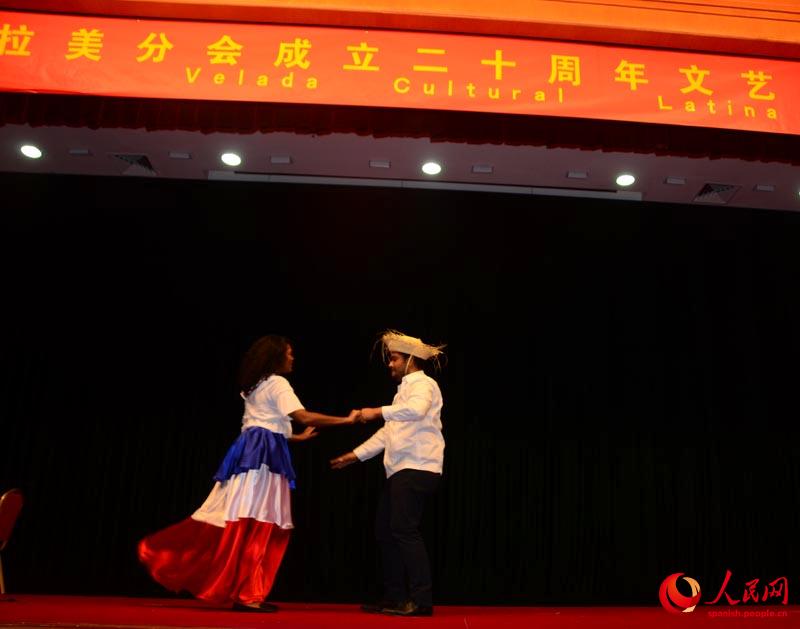 Dos estudiantes de República Dominicana bailan el merengue.