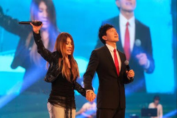 Condenan a un pastor evangélico por gastar 36 millones en la carrera musical de su esposa