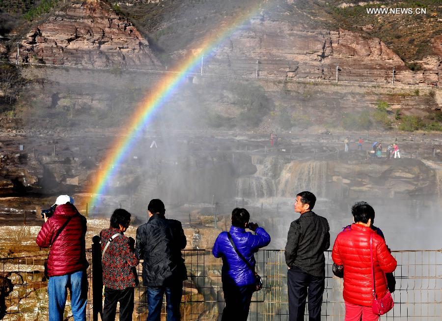 Arco iris sobre las cataratas Hukou del río Amarillo