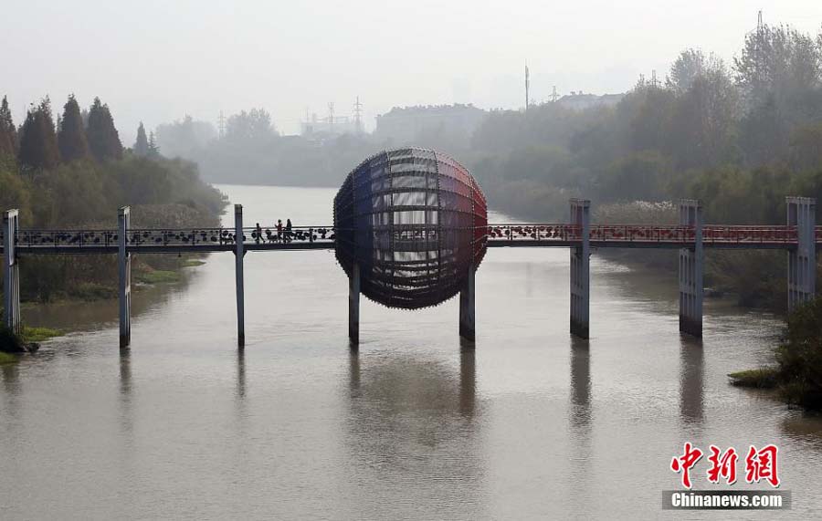 Un parque temático situado en la línea divisoria geográfica entre el norte y sur de China, en la provincia de Jiangsu, está atrayendo a miles de turistas. La atracción en forma de globo se divide en 2 hemisferios: que representan el sur y el norte. El hemisferio norte está adornado en frescos tonos azules mientras que el hemisferio sur en tonos rojos, adecuado al clima de cada región. Los turistas pueden experimentar los diferentes climas al caminar entre los hemisferios norte y sur de la atracción. [Foto/chinanews.com]